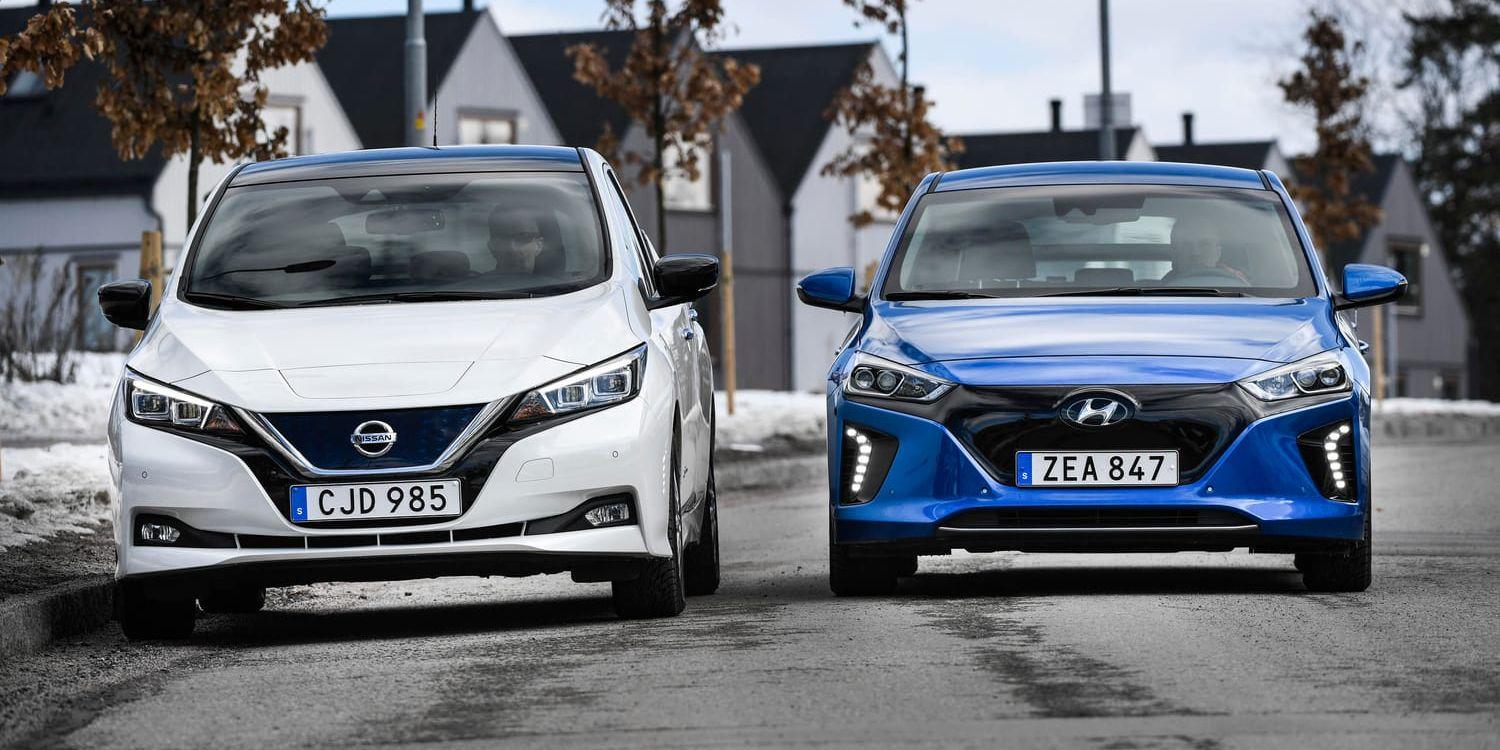 Två av de mindre elbilarna som i dag finns på den svenska marknaden, Hyundai Ioniq Electric (blå) och Nissan Leaf 40 kWh. Arkivbild