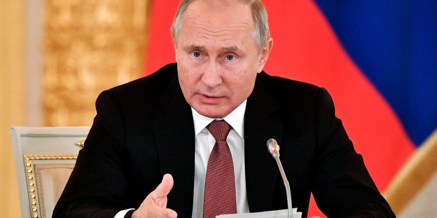 Utsatt för ny kritik kommer president Vlarimiir Putin till G20-mötet i Argentina.