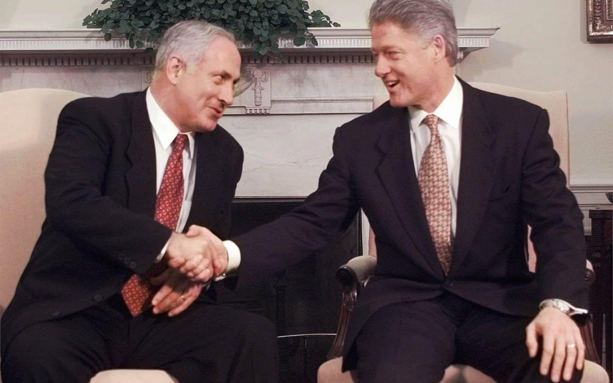 Benjamin Netanyahu har varit med ett tag. Här möter han USA:s dåvarande president Bill Clinton i Washington våren 1997.