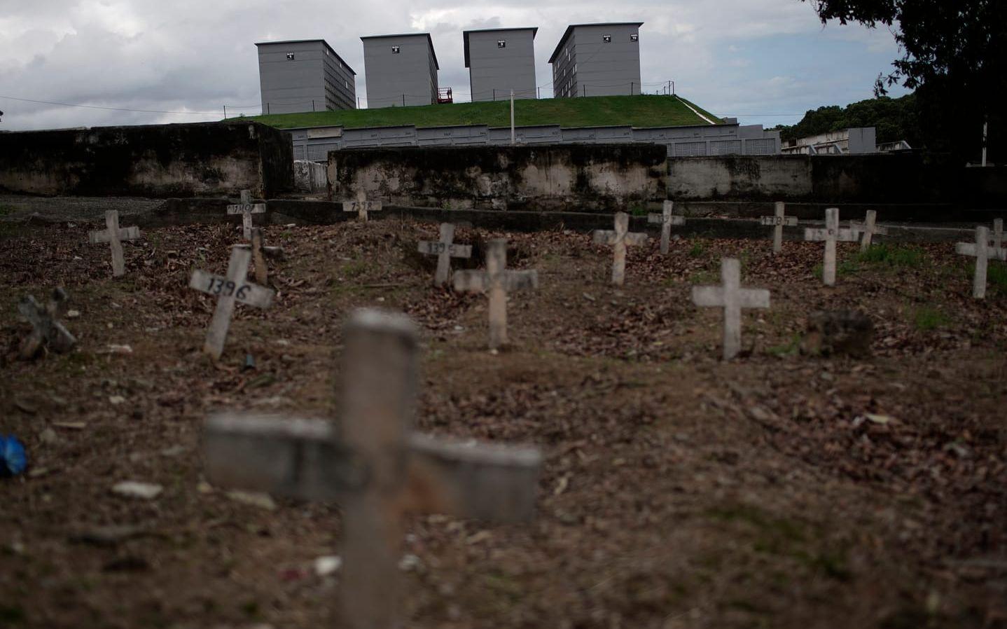 Över 130 000 har dött av covid-19 i Brasilien. Runt om i landet begravs hundratals människor varje dag.