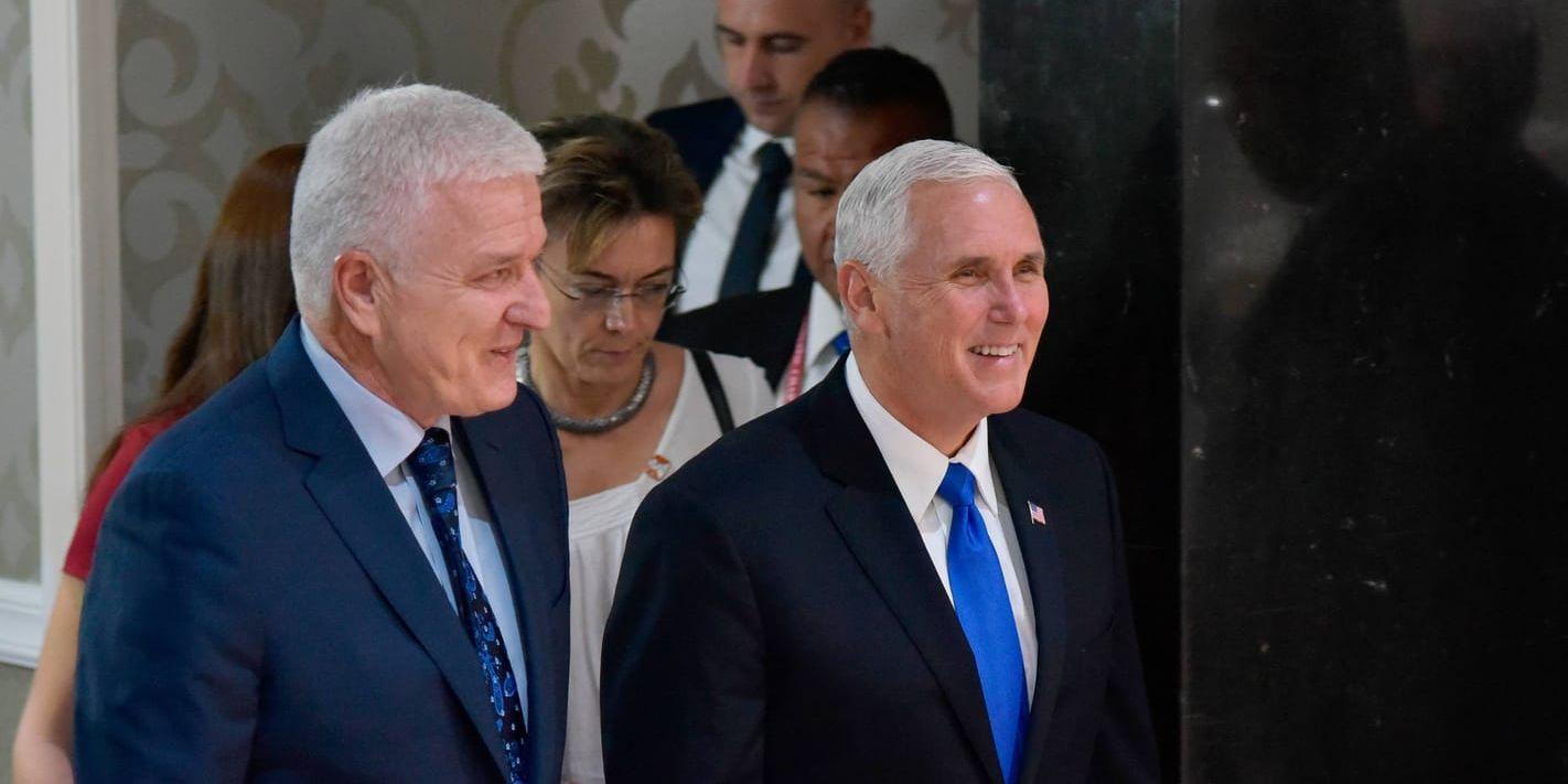 USA:s vicepresident Mike Pence, till höger, tillsammans med Montenegros premiärminister Dusko Markovic, i Podgorica, Montenegro.