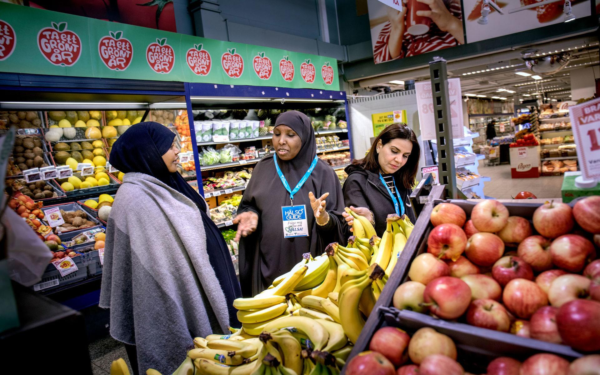 Ifrah Jama, Saido Mohamed och Rajaa Alkorayshi håller i butiksvandringar. De ger tips och råd kring hur man som konsument kan göra mer hälsosamma val i matbutiken.