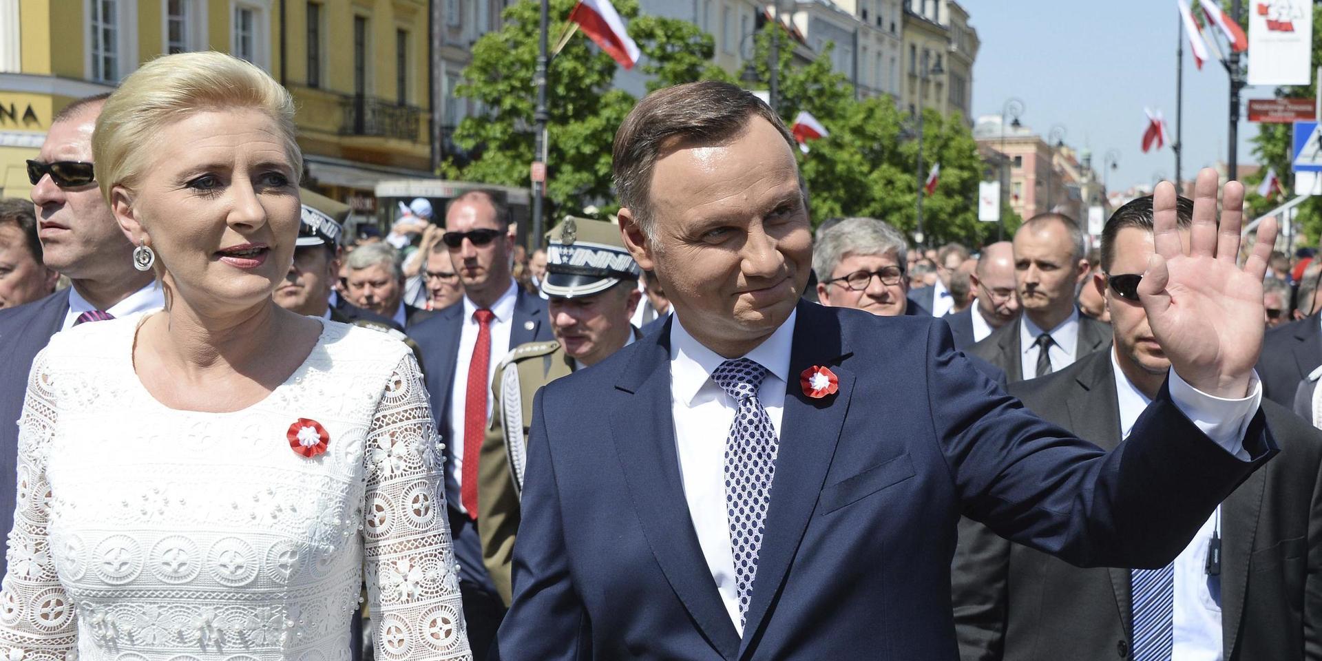 Polens konservativa president Andrzej Duda, här tillsammans med hustrun Agata Kornhauser-Duda, hoppas bli omvald för ännu en femårsperiod.