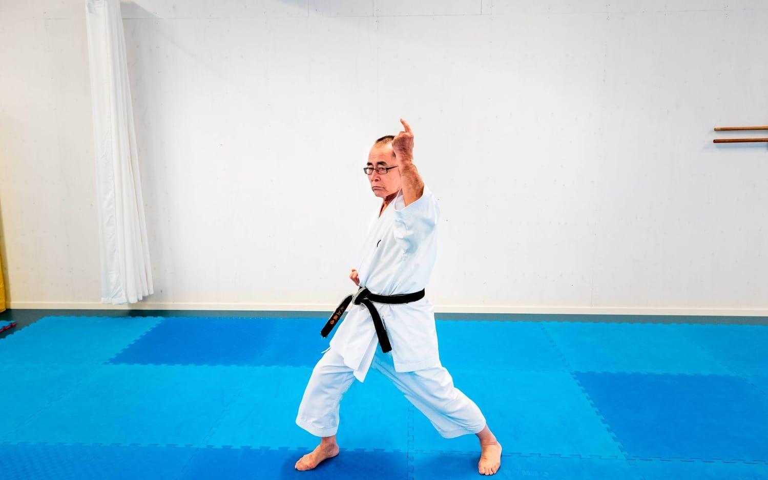 Shingo Ohgami kom till Chalmers som gästforskare i slutet på 60-talet. Sedan dess har han blivit kvar i Sverige, även om han regelbundet reser "hem" till Japan varje år – i första hand för att förkovra sig inom karatesporten. 75 år fyllda är han fortfarande lika aktiv i sin favoritsport. Bild: Nicklas Elmrin