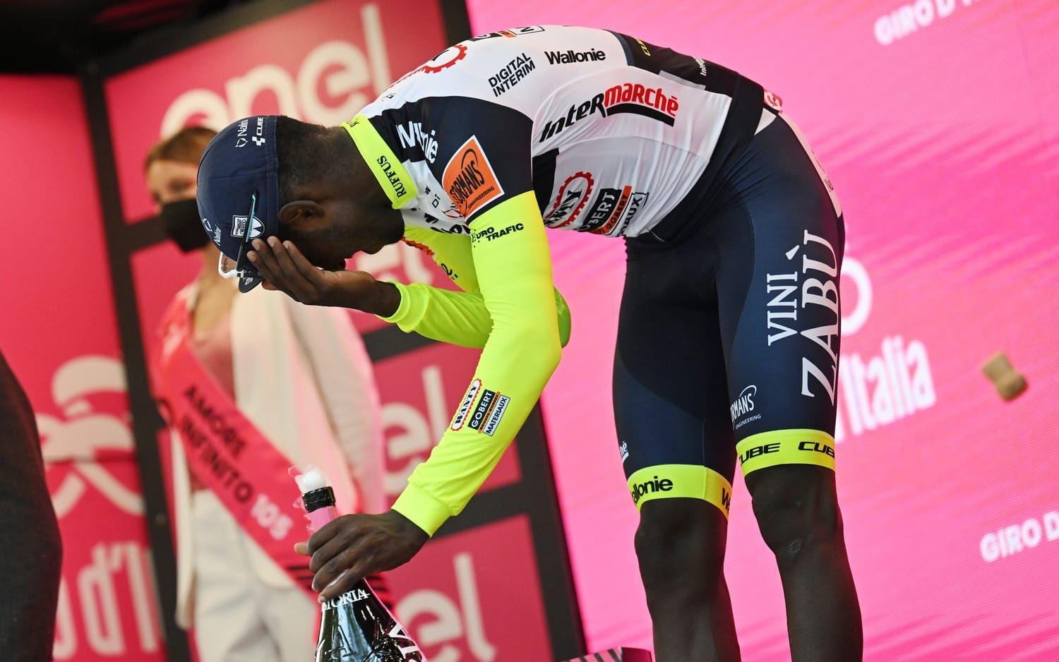 Efter tisdagens etappseger i Giro d’Italia sköt Biniam Girmay sig själv i ögat med en kork. 