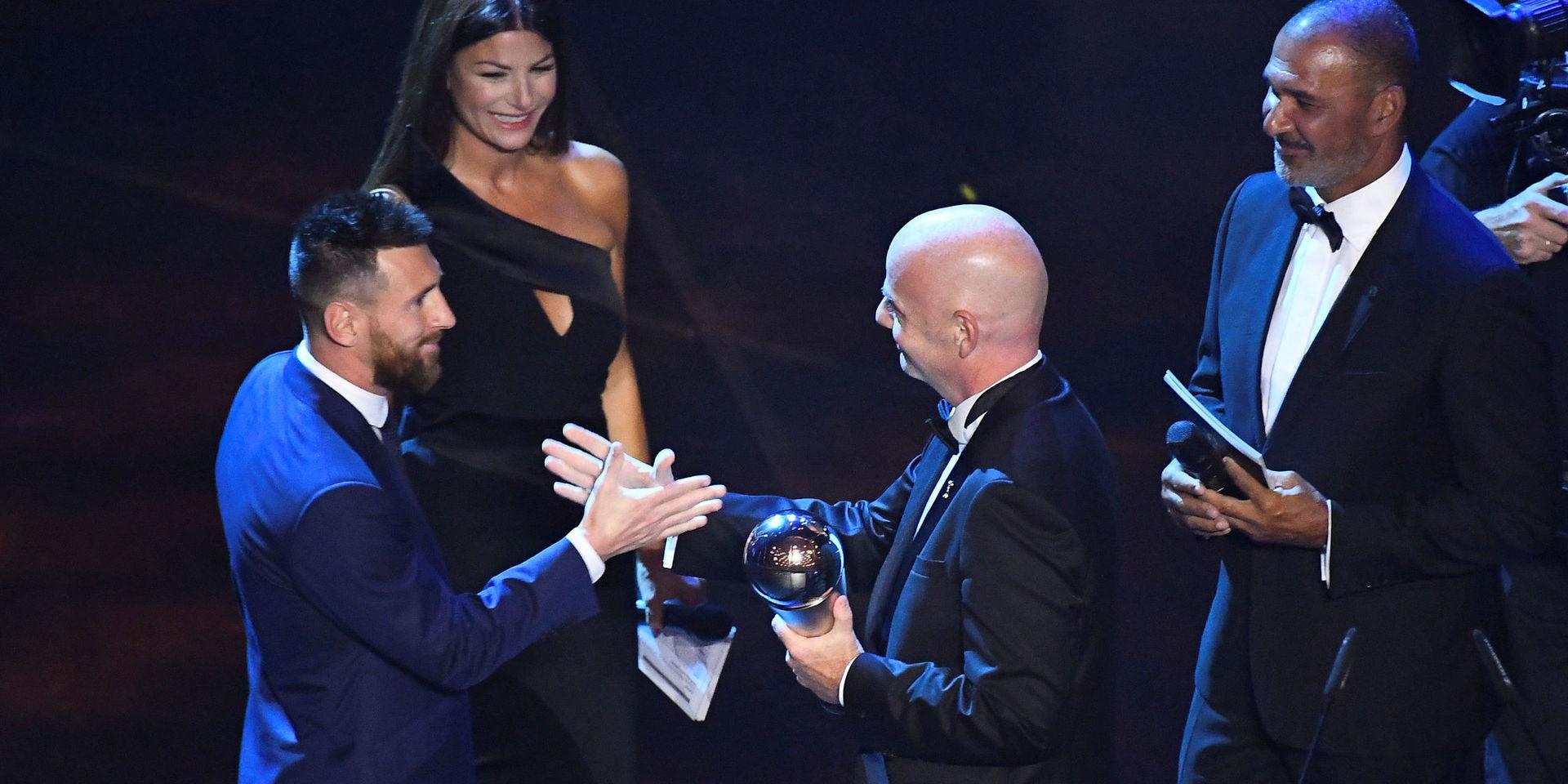 Lionel Messi tar emot priset från Fifas ordförande Gianni Infantino.