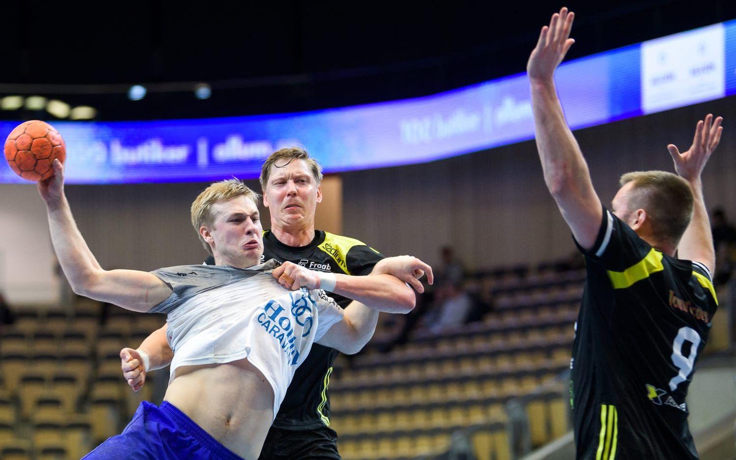 Sävehofs Vetle Eck Aga och Christoffer Brännberger försöker stoppa Hallbys Olle Ek under en ligamatch.