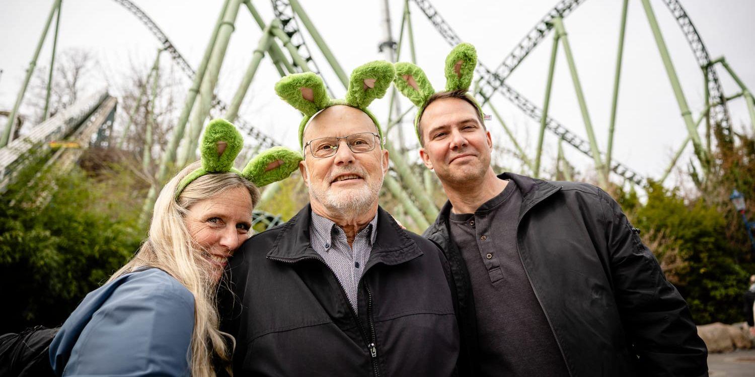Tre personer i kaninöron framför en attraktion på Liseberg.