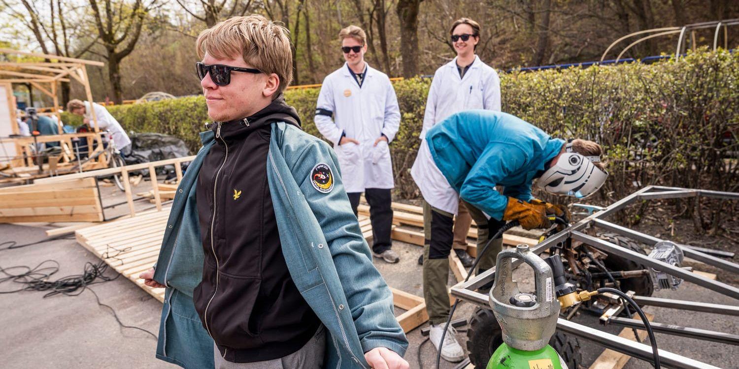 Filip Johansson står och blockerar skenet från en svets.