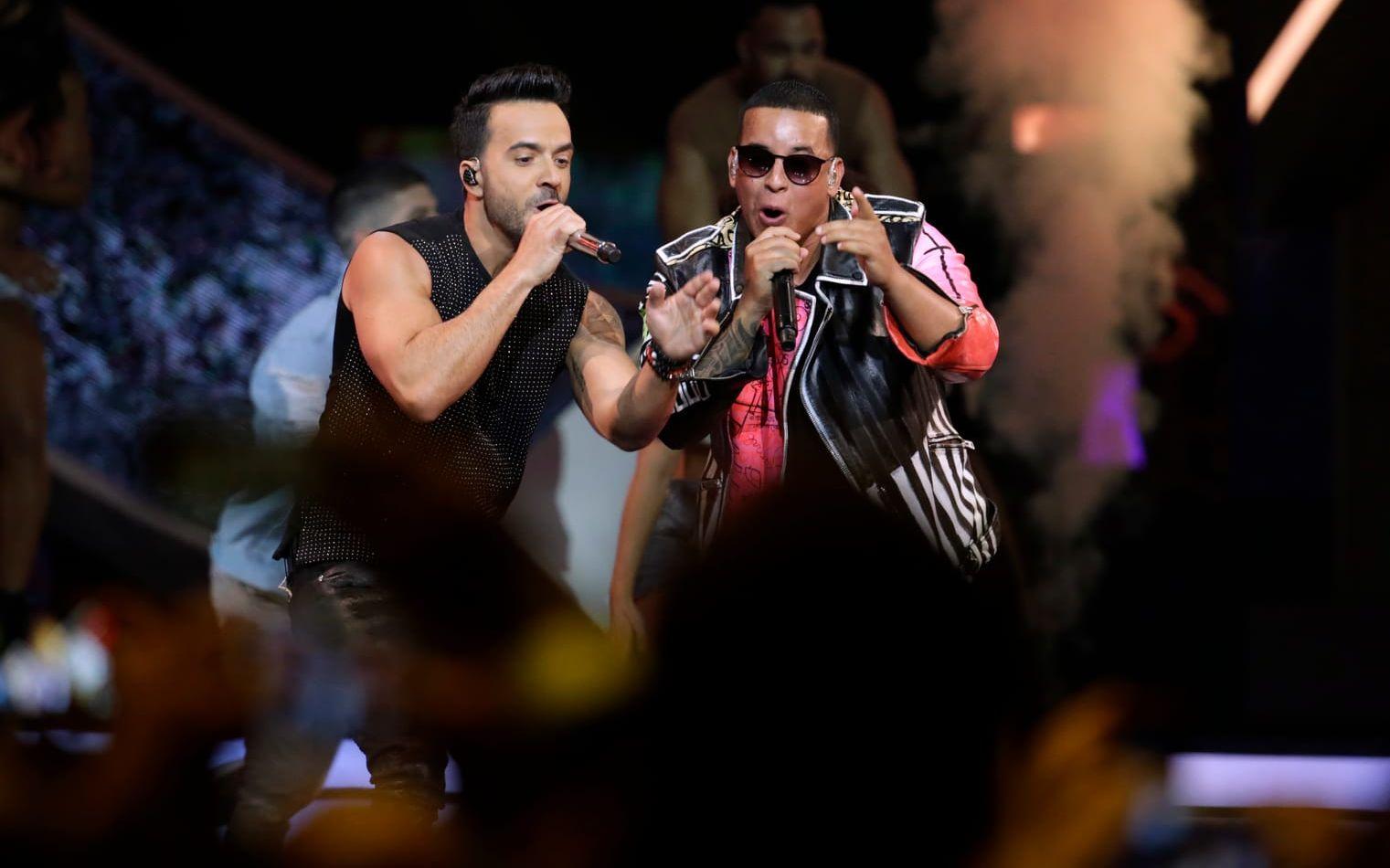 Är det "Despacito" med Luis Fonsi, Daddy Yankee och Justin Bieber som blir årets sommarhit? Foto: TT
