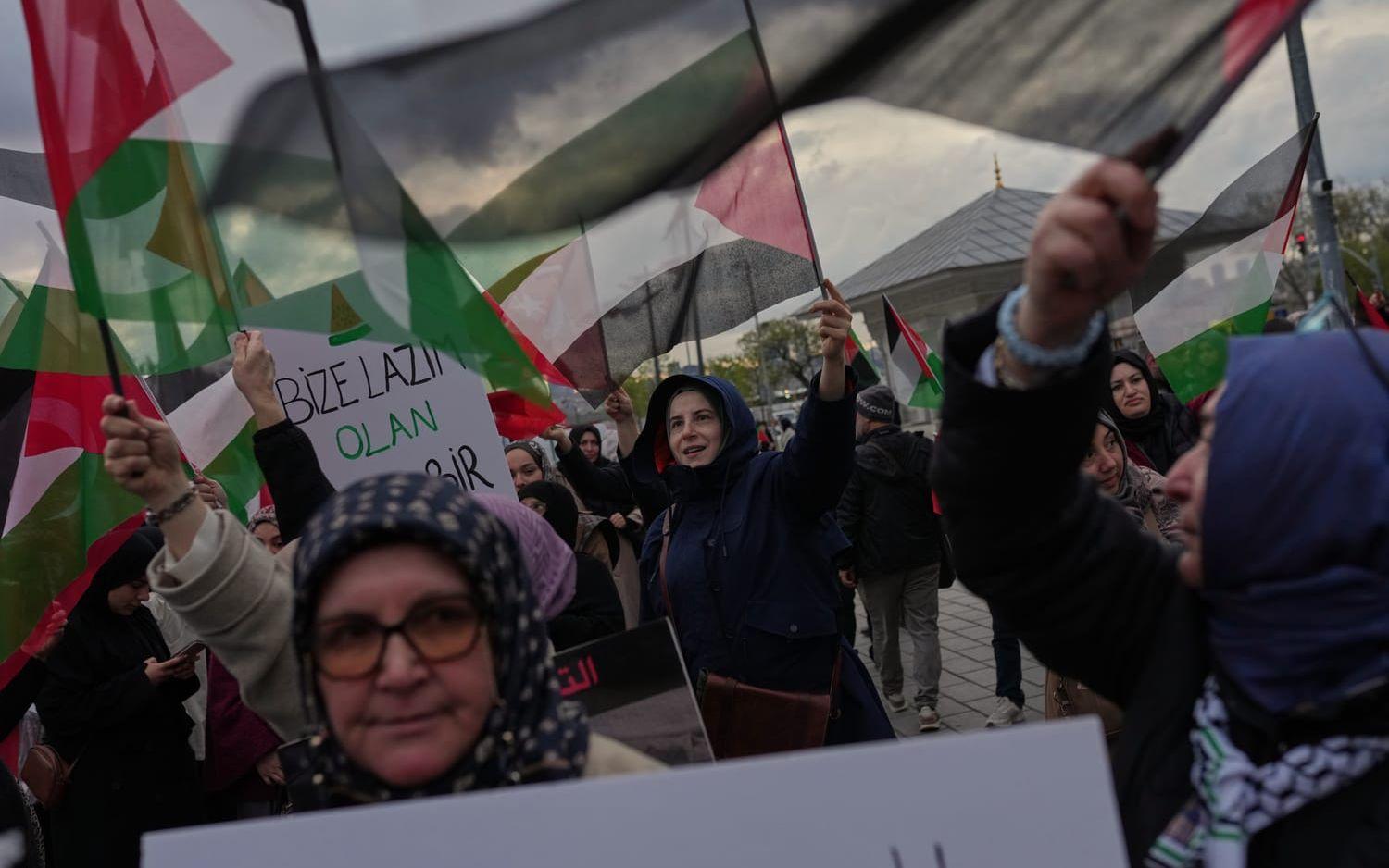 Under lördagen protesterade människor i Istanbul mot den israeliska insatsen mot Gazakonvojen Global Sumud Flotilla.
