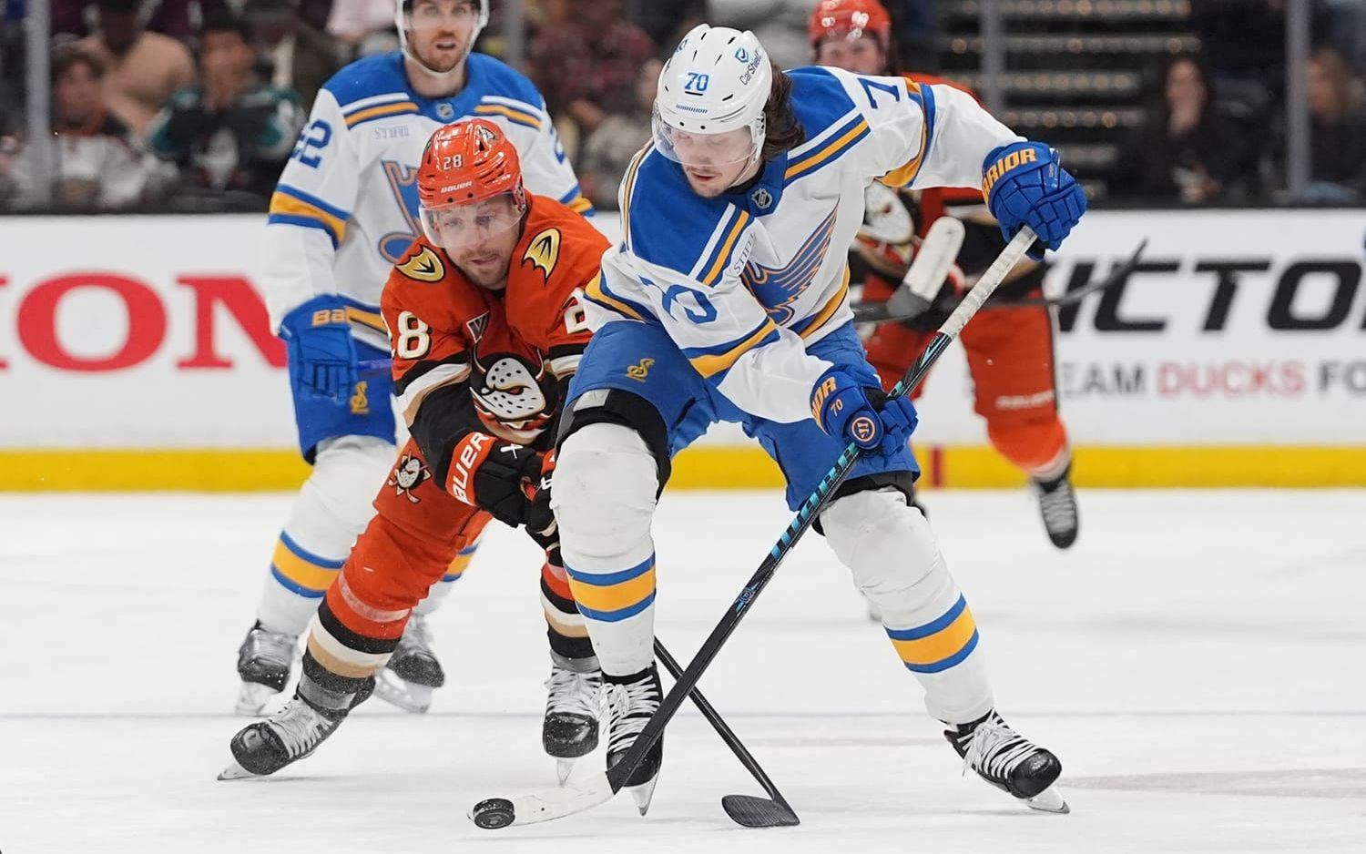 Oskar Sundqvist, till höger, i kamp om pucken i en NHL-match mot Anaheim Ducks i början av april. Arkivbild.