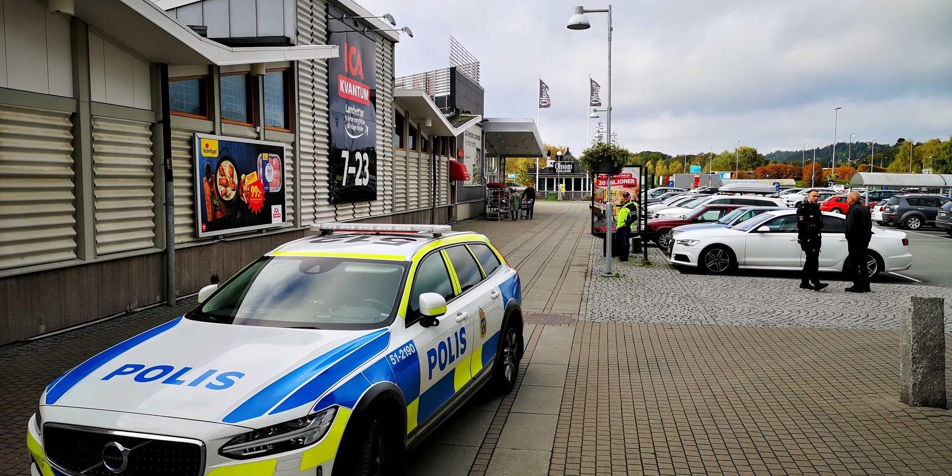 Polisen har varit på plats i Landvetter under fredagen efter skottlossningen. 