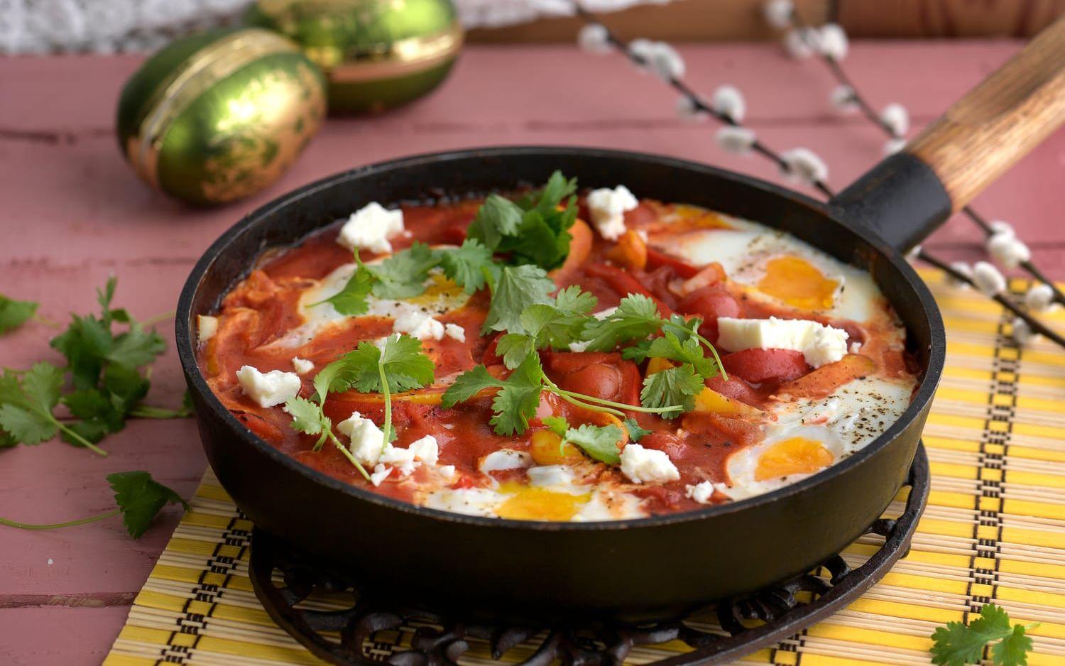 Shakshuka är en vanlig rätt i Mellanöstern och ett fenomenalt färggrant sätt att servera ägg.