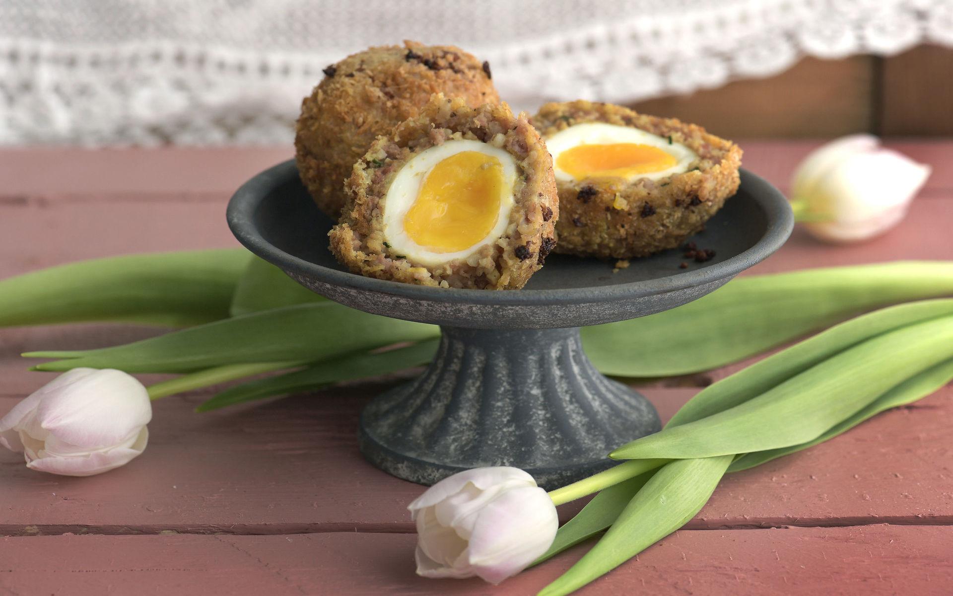 Scotch eggs är vanligt på brittiska pubar och picknickar. Här har de fått en småländsk twist med isterband.