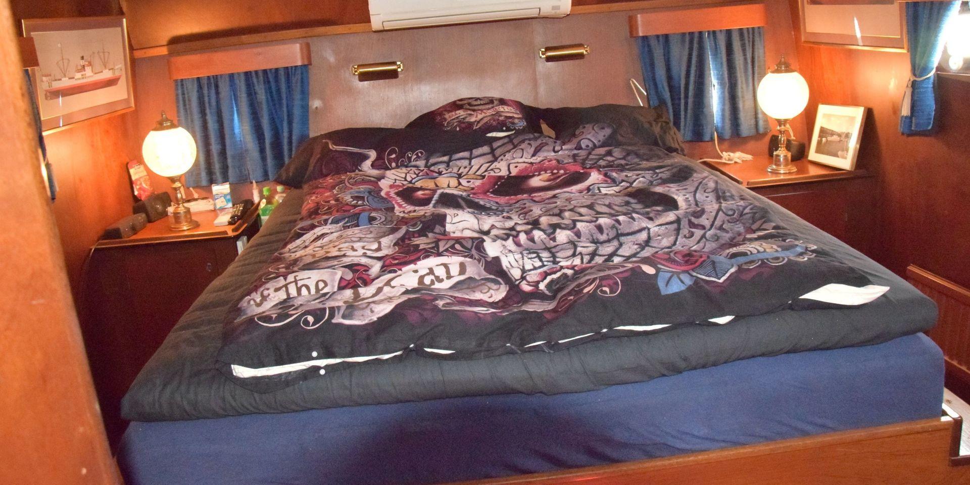 Den rejäla sängen, som en av fruarna ville ha, krävde att fartyget fick förlängas och breddas