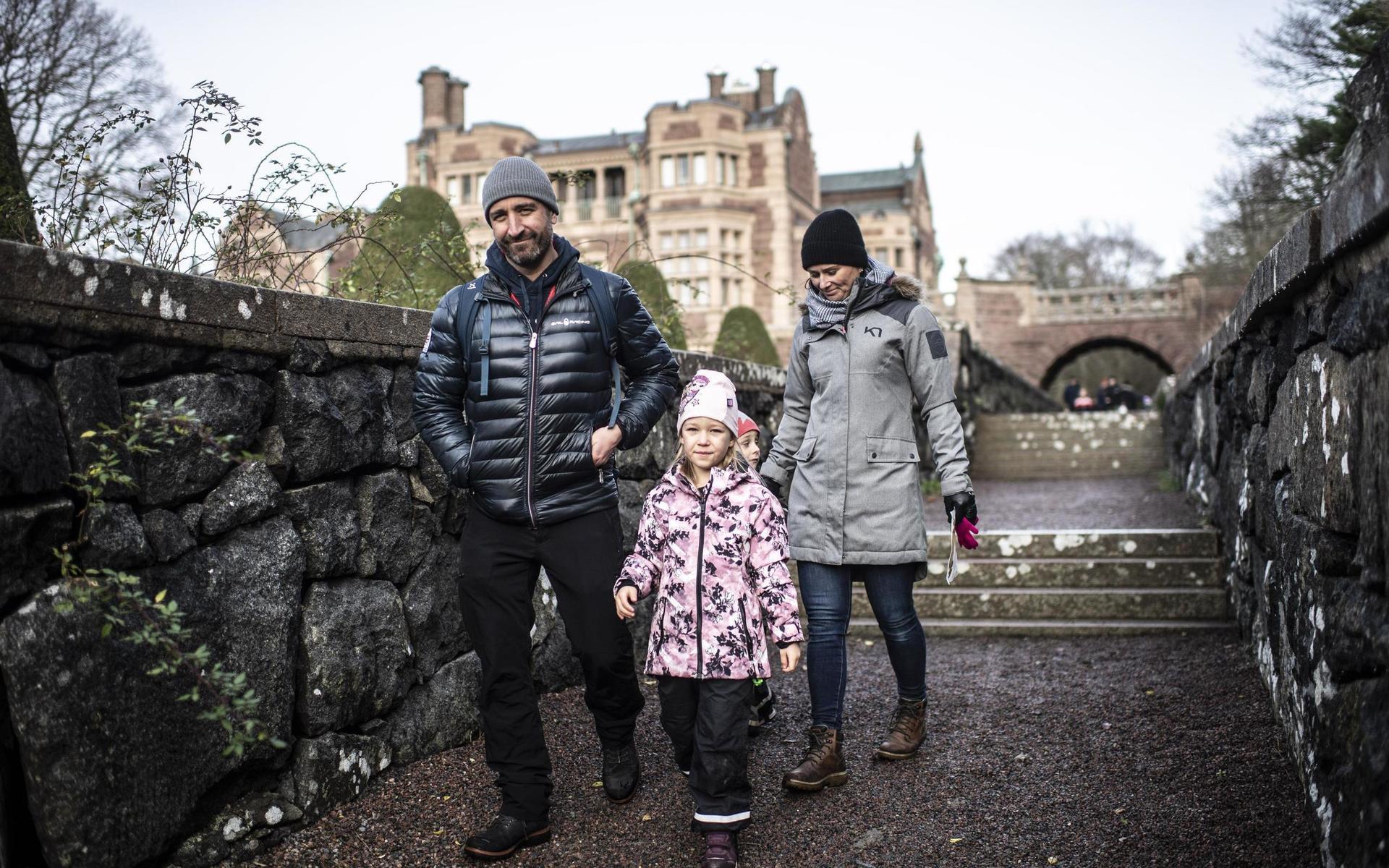Familjen Lennartsson besöker slottet för första gången på några år. Från vänster: Christoffer Lennartsson, Noomi Lennartsson och Helena Lennartsson.