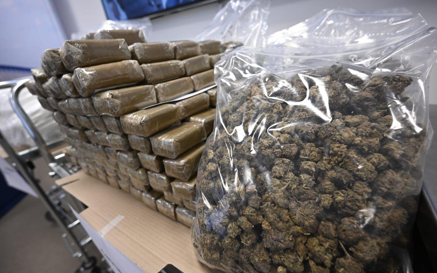 Trots stora beslag så ligger priserna stilla. På bilden cannabis och cannabisharts som tullen har hittat. Arkivbild.