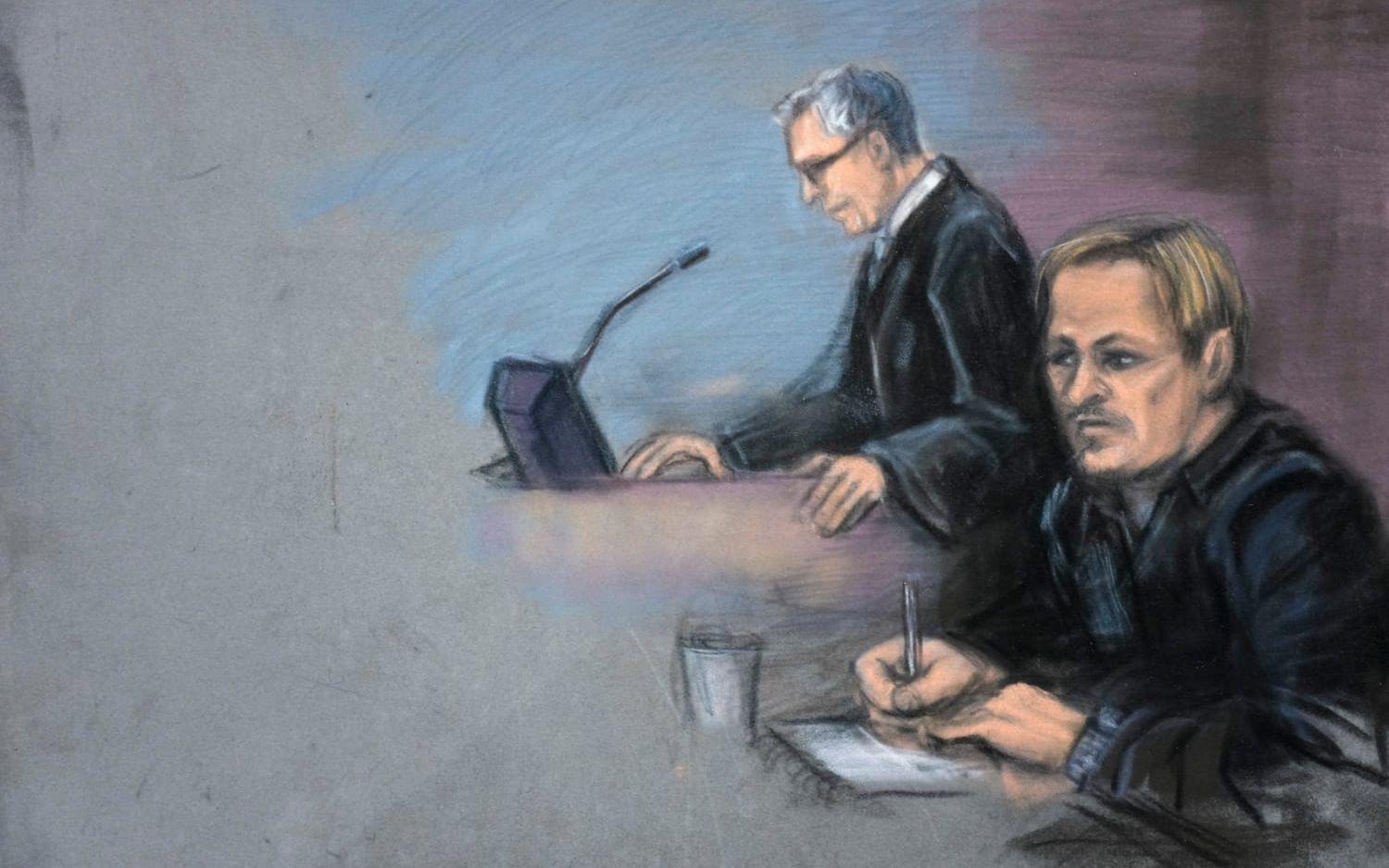 Norges ”bonusprins”, Marius Borg Høiby, vill avtjäna sin kvarvarande häktningstid med fotboja. Teckning från sista rättegångsdagen. 