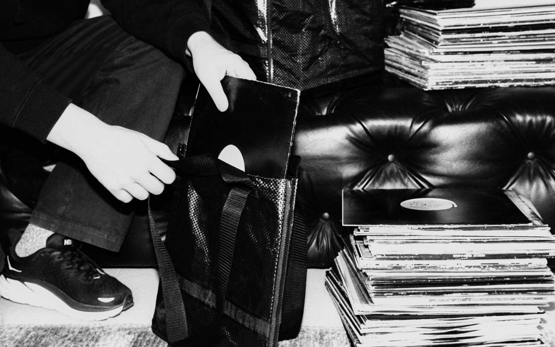  Bland prylarna Swedish House Mafia satt sitt namn på märks en större väska för vinylskivor.