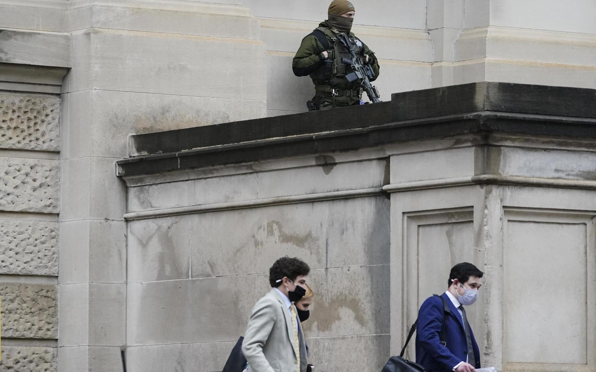 Det är inte bara Kapitolium som skyddas. Delstaternas byggnader bevakas också av tungt beväpnade poliser och militärer. 