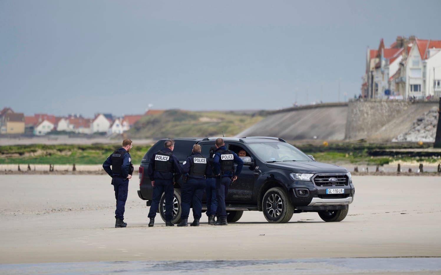 Fransk polis bevakar stranden i Wimereux nära Boulogne-sur-Mer på en bild tagen 2024.