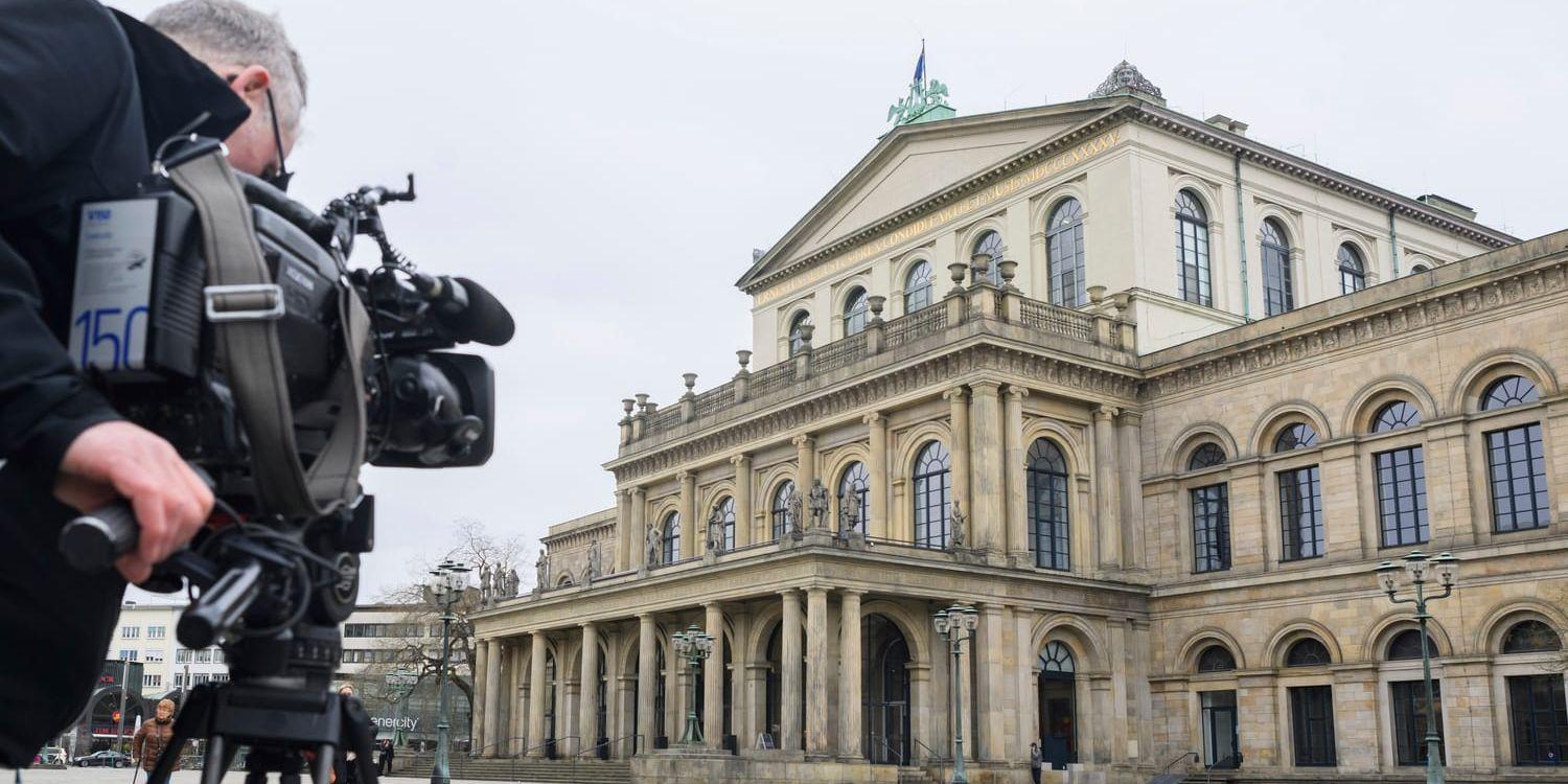 Ett tyskt tv-team utanför operahuset i Hannover, där regissören Marco Goecke kletade bajs på en kritiker i lördags. 
