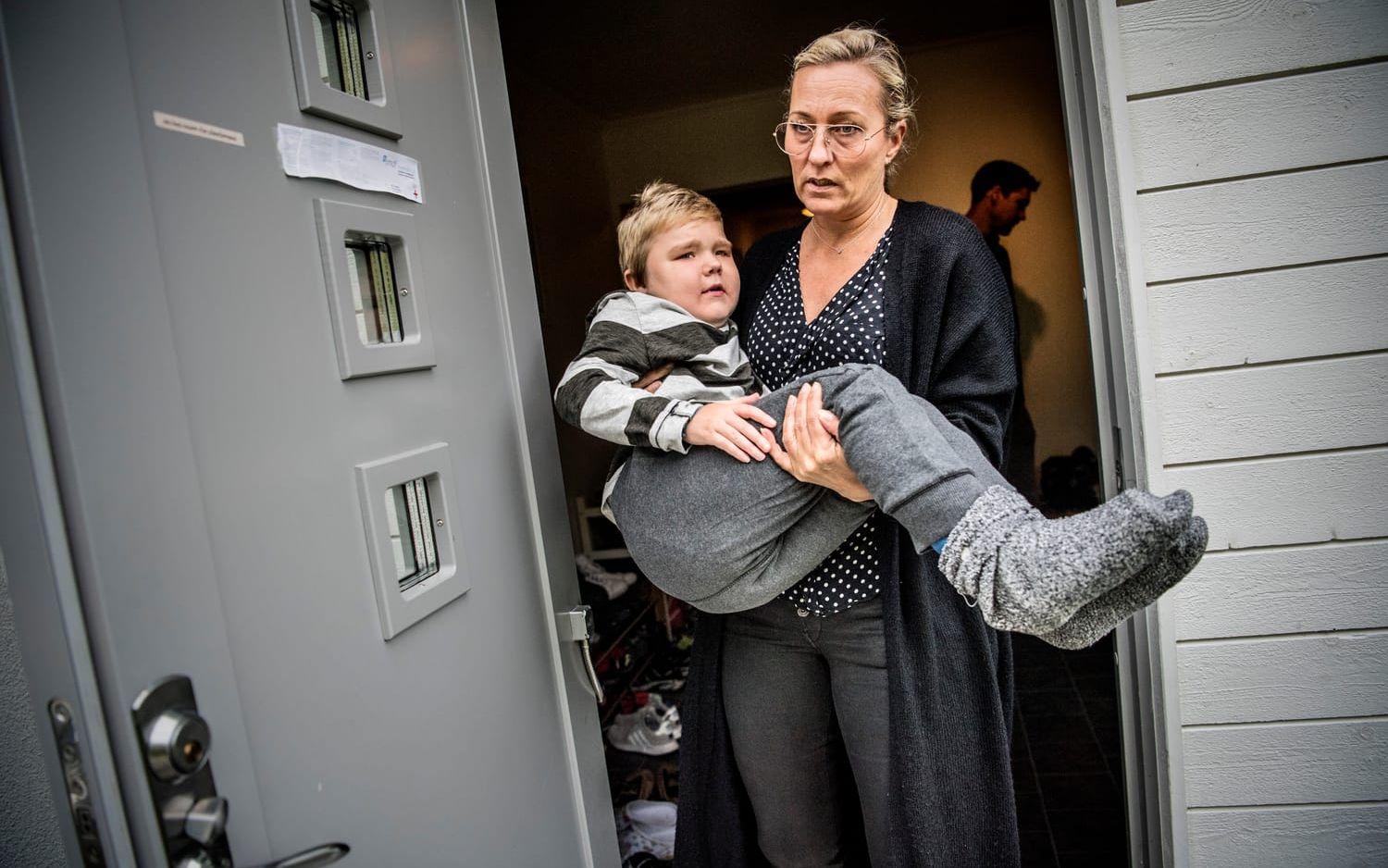 Skolan kallar. Max Lindvall, 10 år, har fått vara hemma från skolan i några dagar efter att ha opererat fötterna förra veckan. Bild: Stefan Berg