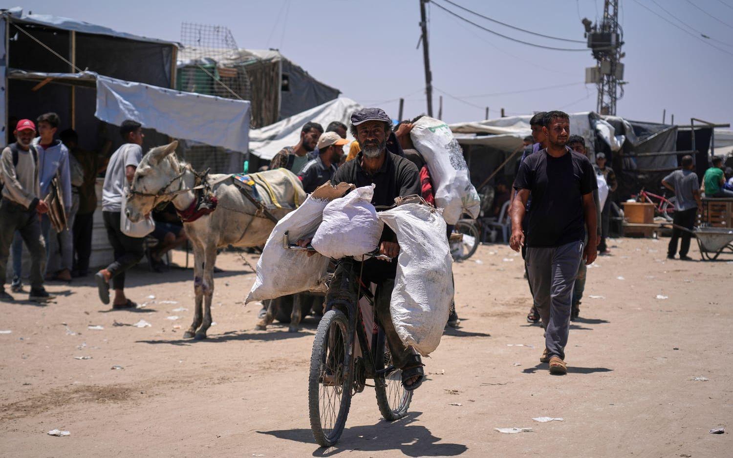 Palestinier i Gaza som bär på nödhjälp. Bilden är tagen 15 juni.