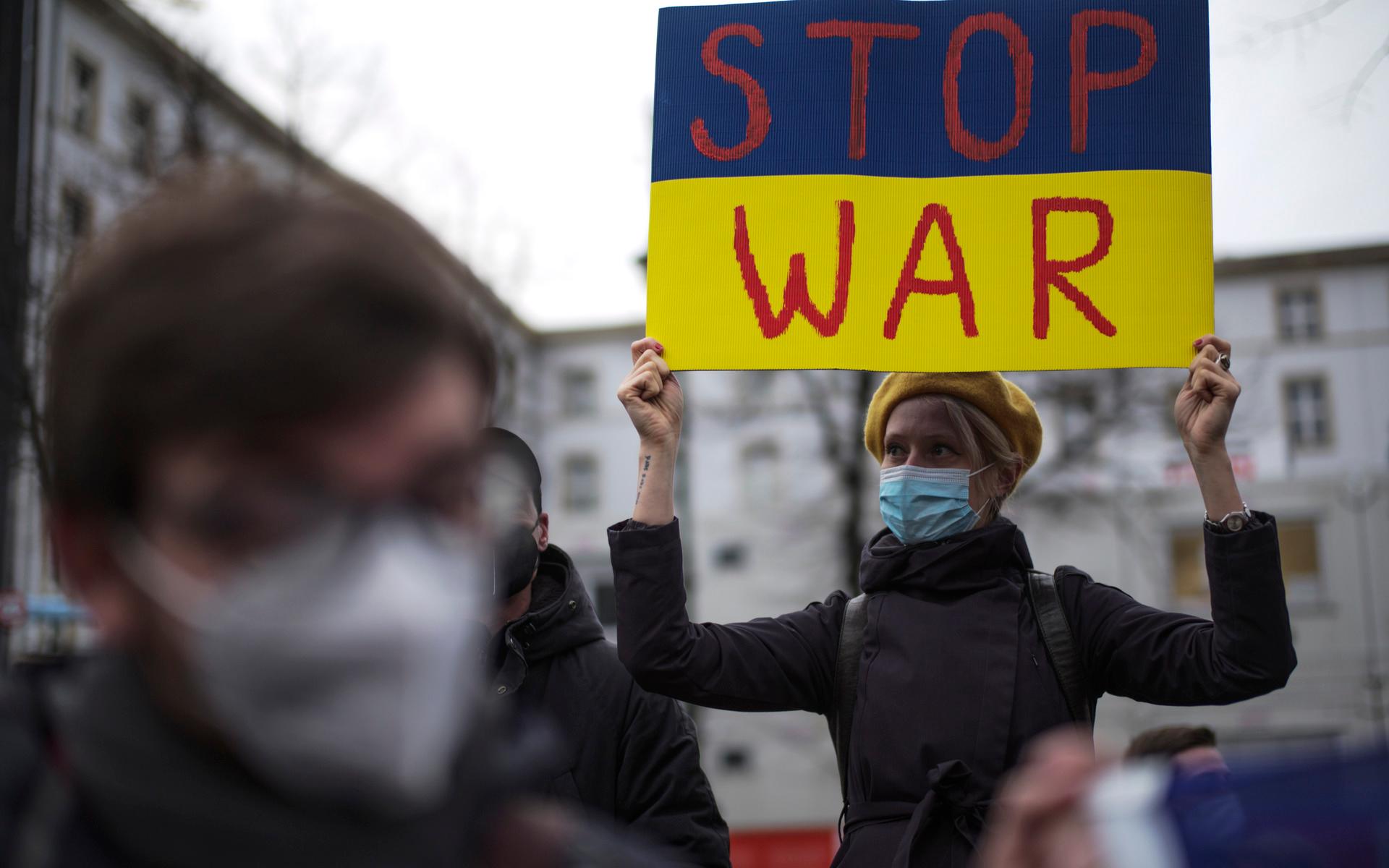 En kvinna protesterar mot kriget i Ukraina utanför ryska ambassaden i Berlin i februari. 