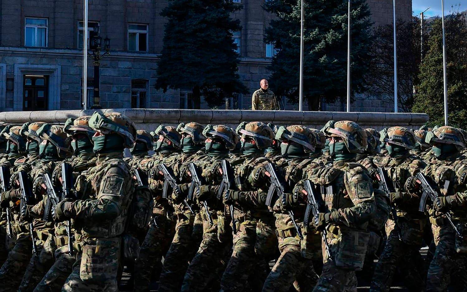 Azerbajdzjans militär paraderar för att fira framgångar i Nagorno-Karabach.