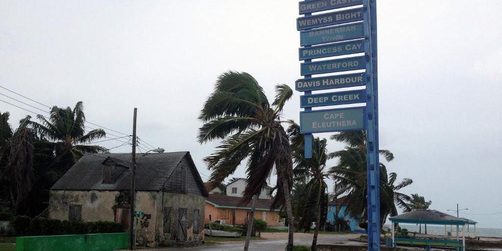 Gator och vägar var på fredagen övergivna på Bahamas när orkanen Joaquin kom in över ö-riket i Karibien.