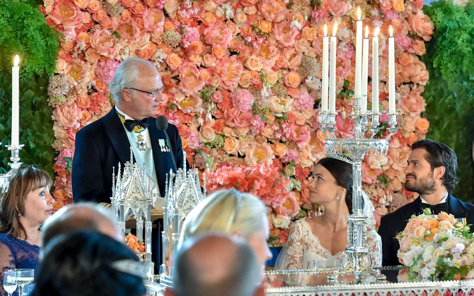 Kung Carl Gustaf håller tal till brudparet Sofia och Carl Philip vid bröllopsmiddagen i Vita Havet på slottet. Foto: Jonas Ekströmer/TT