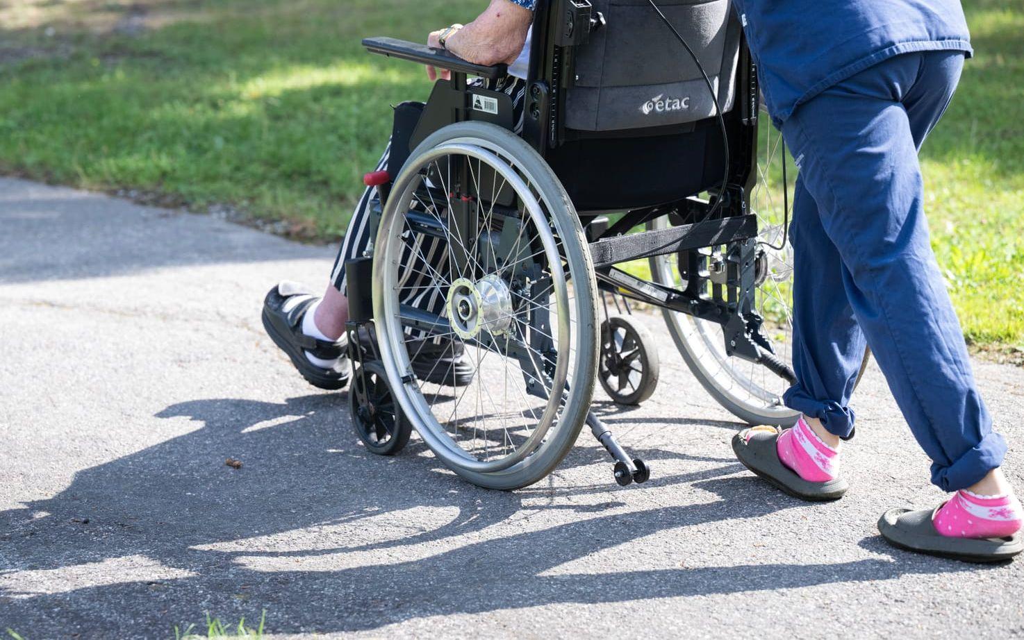 En undersköterska åtalas för att ha örfilat en äldre man. Arkivbild.