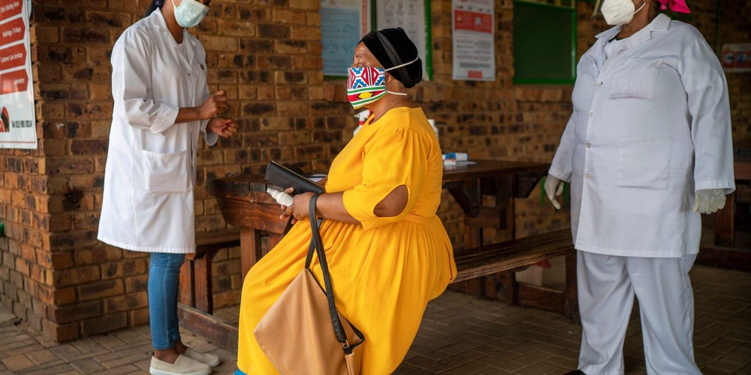 En sydafrikansk kvinna i Groblersdal gör sig redo att ta ett covidtest.