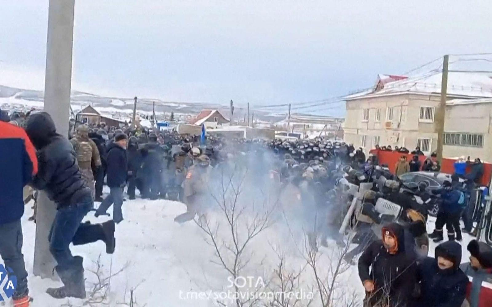 Rysk kravallpolis använder tårgas mot demonstranter i Bajmak i Basjkirien. Bilden är tagen från ett videoklipp.