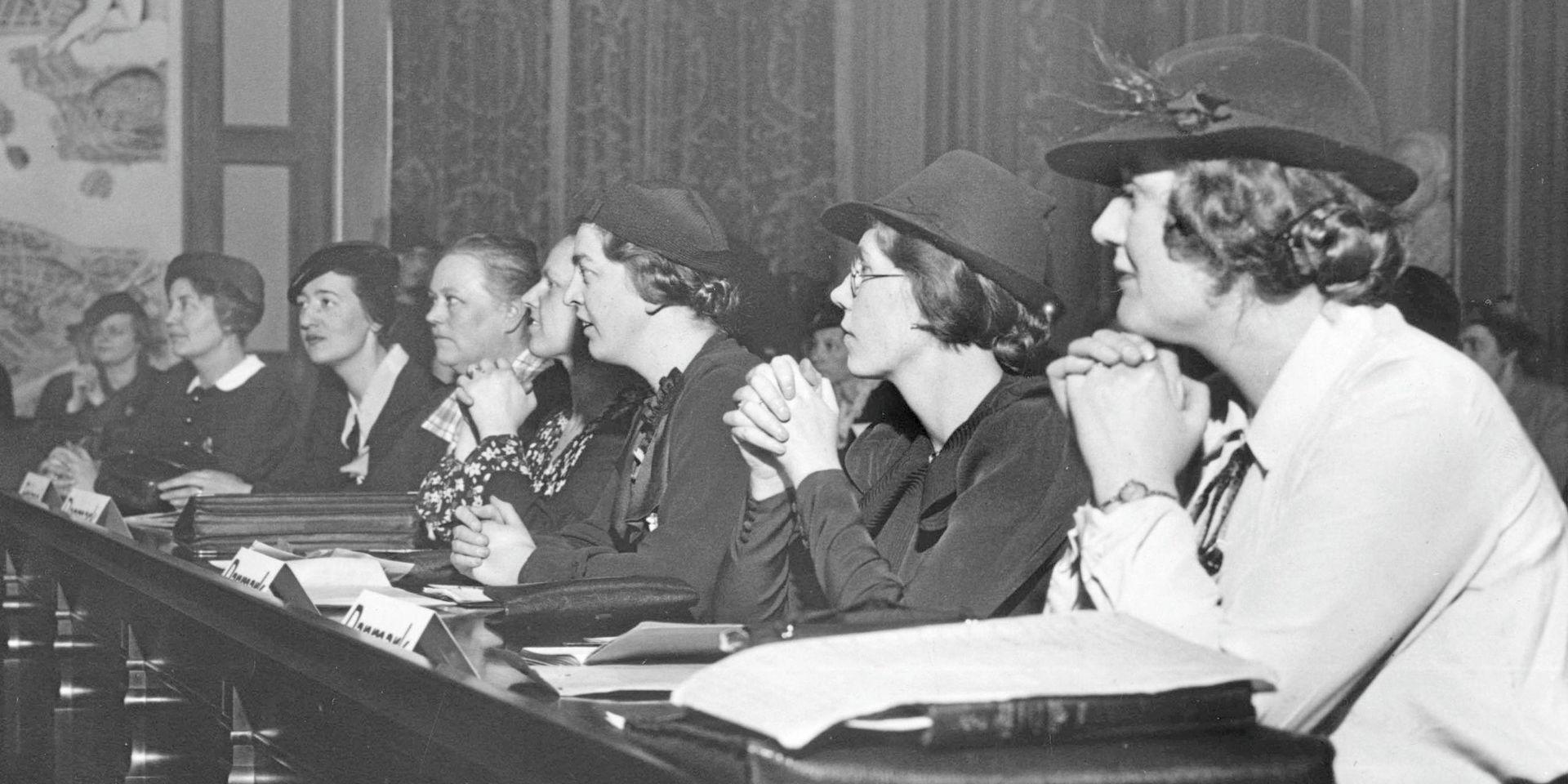Hur hade världen sett ut i dag om inte kvinnorna för ett hundratal år sedan kämpat för lika villkor och sin rätt till självständighet? skriver Christine S Roslund. På bilden Nordiska kvinnosaksmötet i Stockholms stadshus 1937.