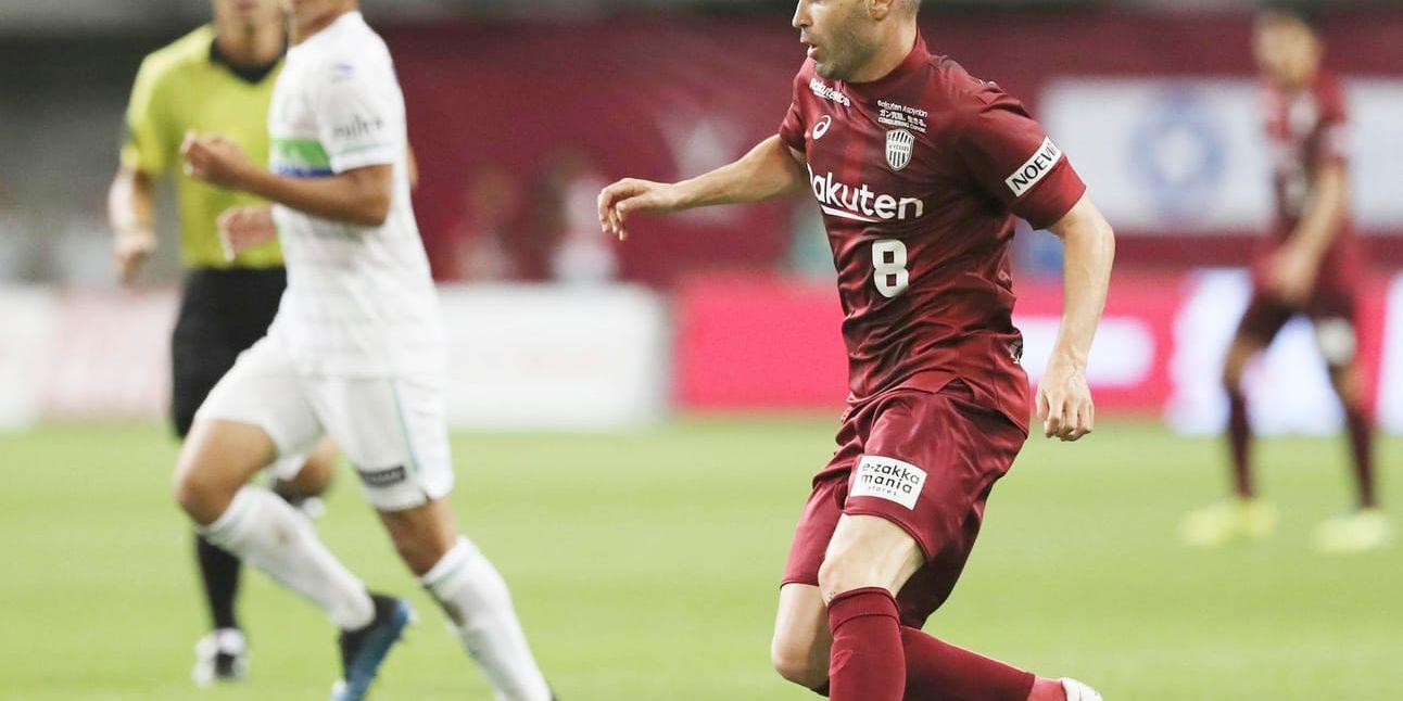 Andres Iniesta har gjort debut i sin nya klubb Vissel Kobe.