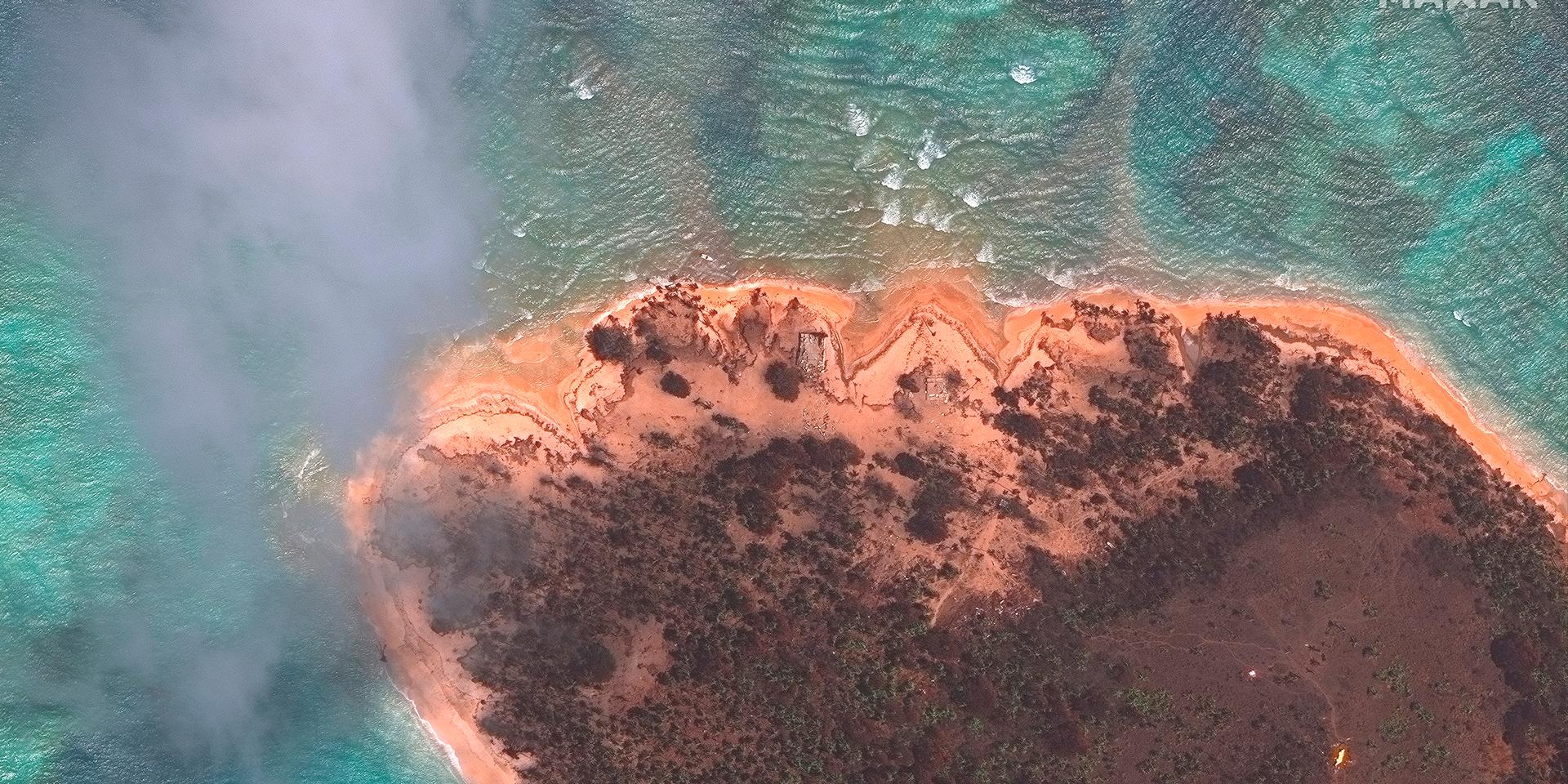 En satellitbild på ön Mango i ögruppen Tonga från den 20 januari visar förödelsen efter vulkanutbrottet.