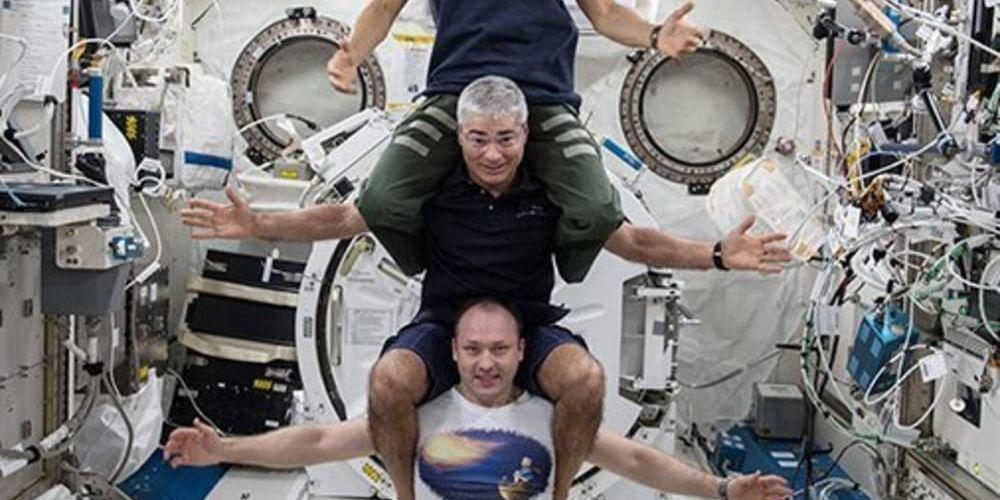 Ryske Aleksander Misurkin (längst ned), USA:s Mark Vande Hei (mitten) och USA:s Joe Acaba (längst upp) på en bild från ISS den 25 februari. De har nu återvänt till jorden.