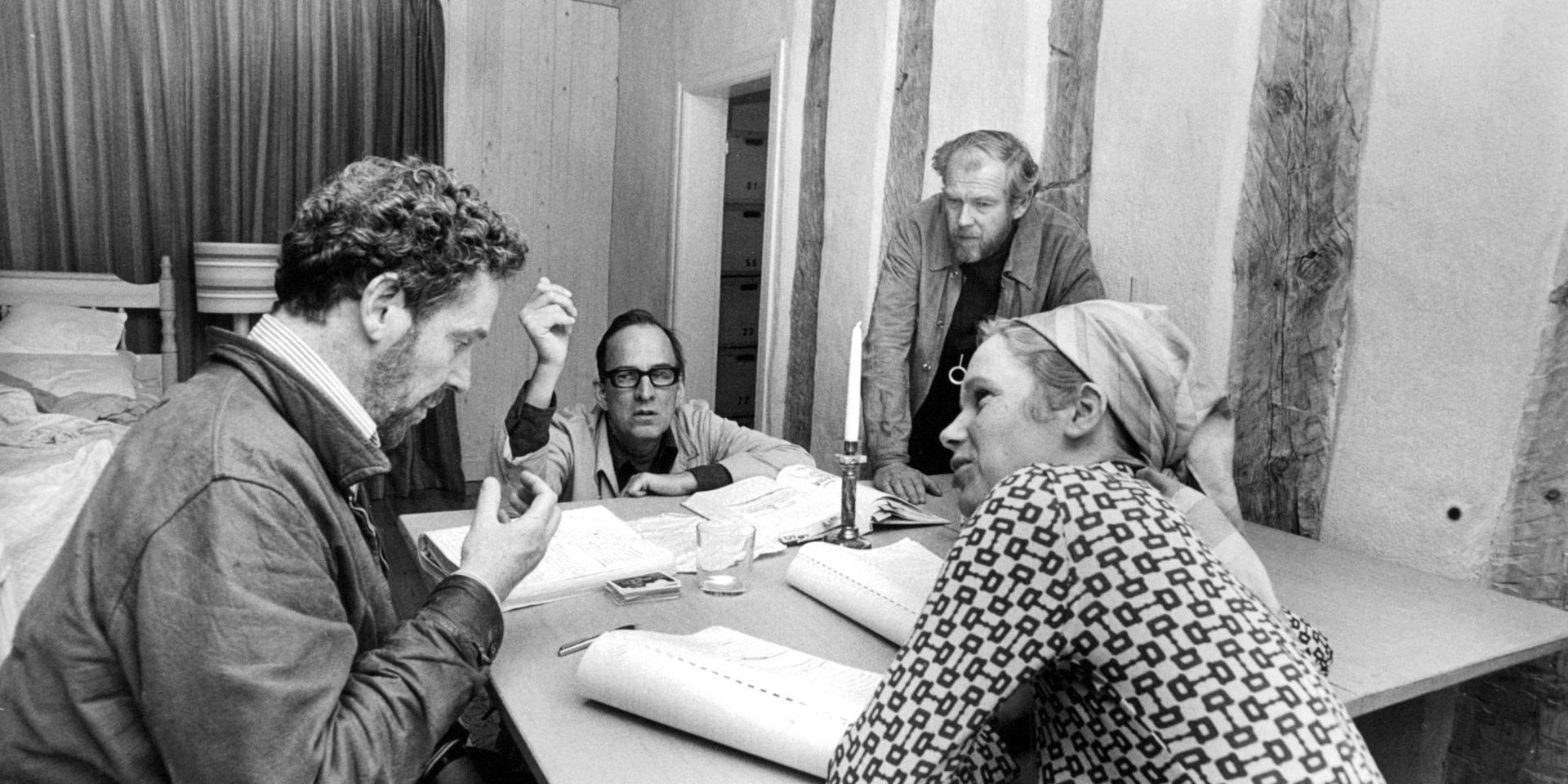 Regissören Ingmar Bergman tillsammans med skådespelarna Erland Josephson och Liv Ullmann (i förgrunden) och filmfotografen Sven Nykvist under genomgången av manuskriptet till tv-pjäsen 'Scener ur ett äktenskap'. Arkivbild.
