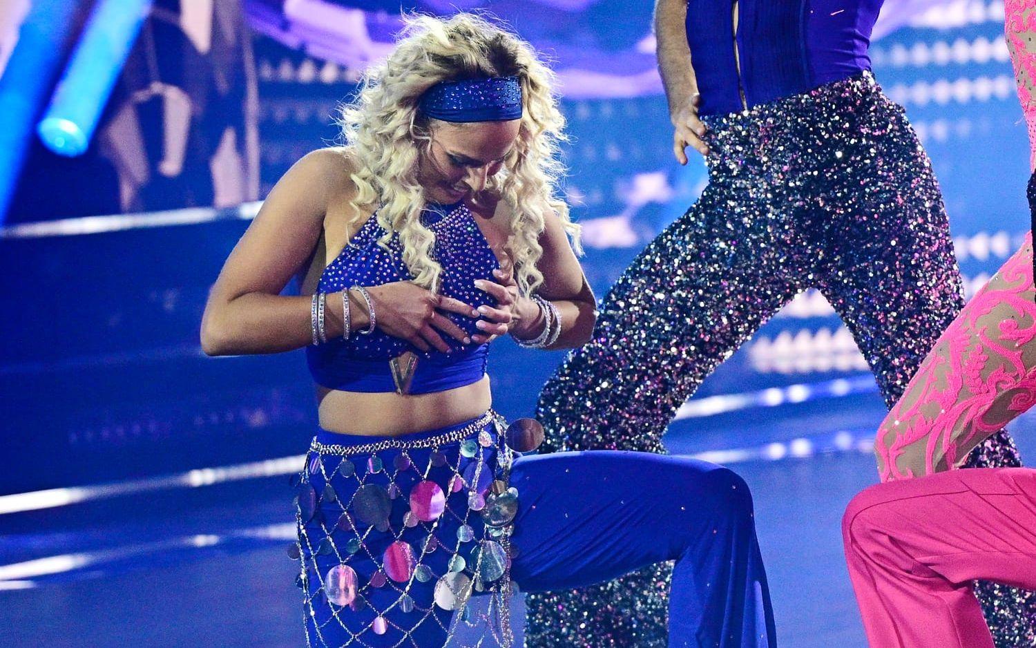 Perla Malmberg fick problem med kläderna under discodansen.