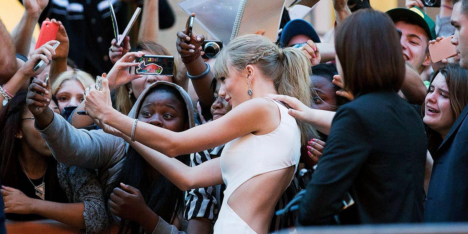 Taylor Swift tar selfies med fans. 
