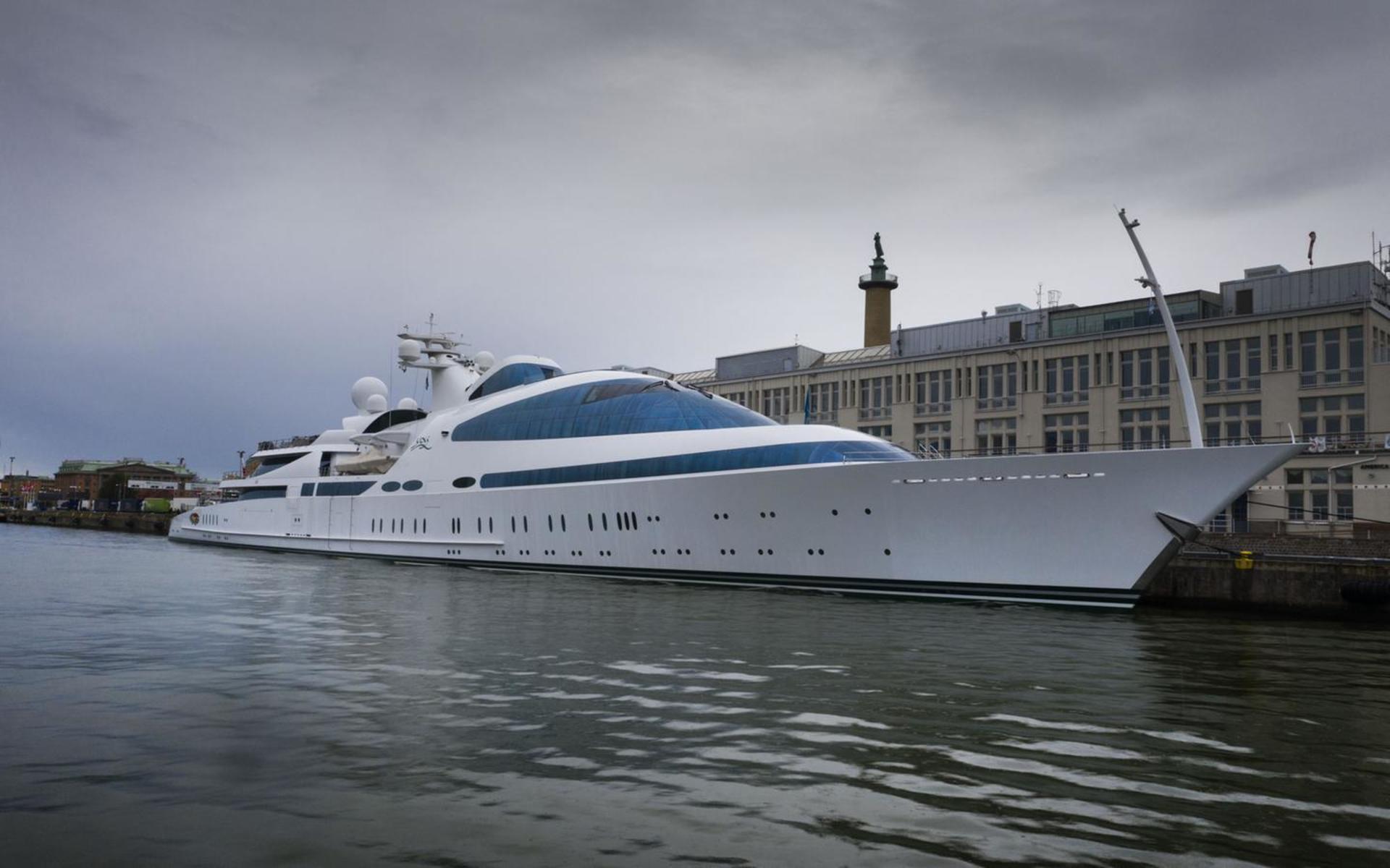 Lyxyachter har blivit en allt vanligare hobby för världens rikaste. Bilden från 2019, den den 141 meter långa båten Yas lade till i Göteborgs hamn.