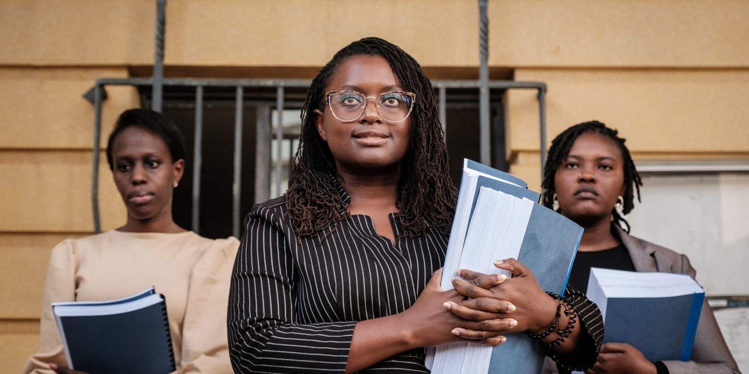 Advokaten Mercy Mutemi tillsammans med två kollegor.