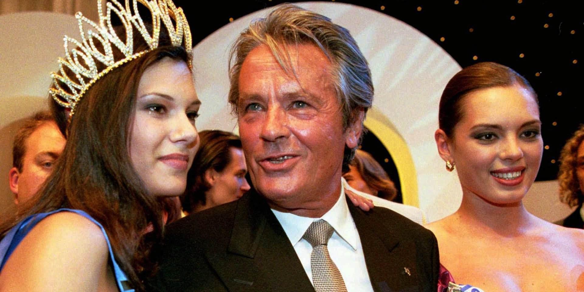 Den franske filmstjärnan Alain Delon gratulerar den nyutnämnda Miss Europa, Isabelle Darras till vänster, i Ukrainas huvudstad Kiev 1997. Till höger, Miss Ukraina Natalia Nadtochey.