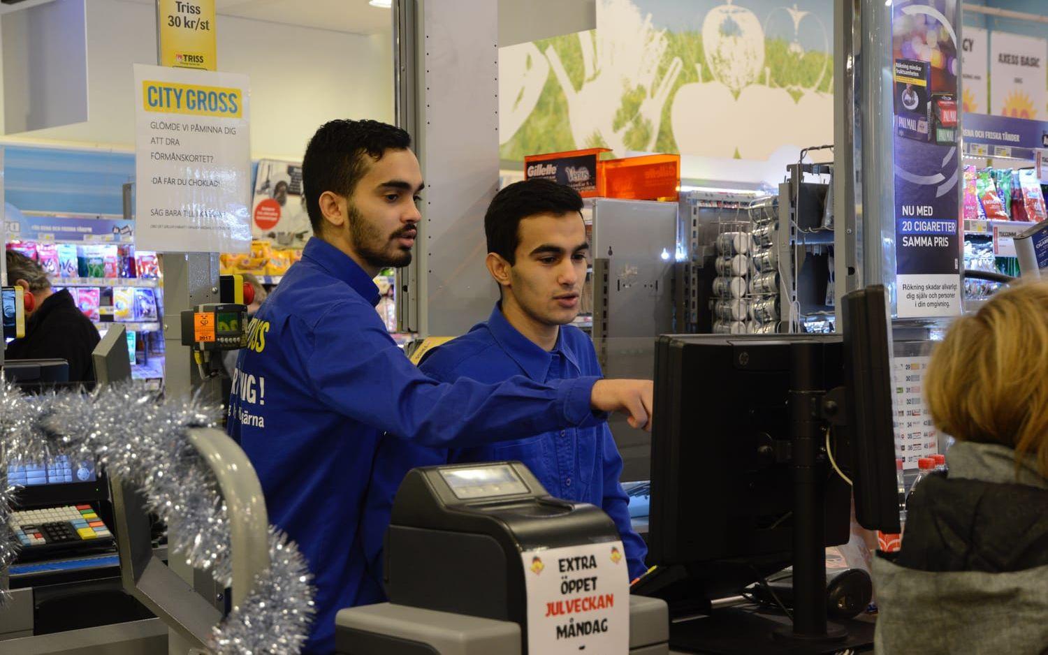 Mohammed och Khalil Abuyousef arbetar sedan september extra på Citygross i Ytterby. Bild: Karina Hansson