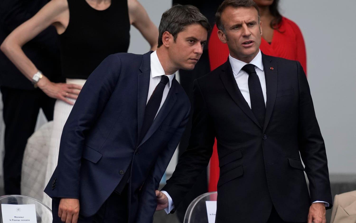 President Macron och avgående premiärminister Gabriel Attal under firandet av den franska nationaldagen den 14 juli.