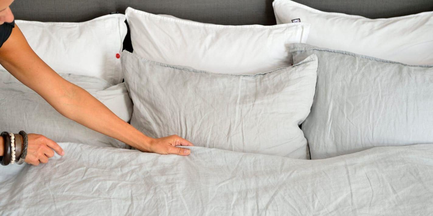 En säng som bäddas. Döda hudceller, kvalster, svett, och avföring delar du lakan med varje natt. 