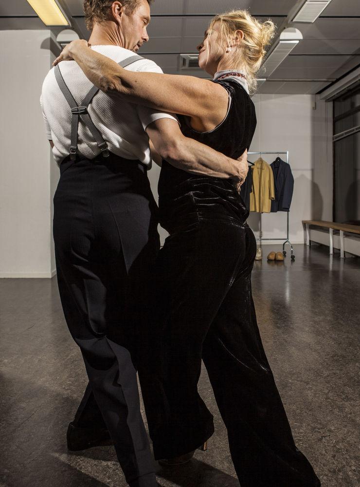 Konstkollektivet Snö har jobbat mycket med  Dans och rörelse i föreställningen Long to belong.  Jonas Fröberg och Caroline Andréason på scenen.